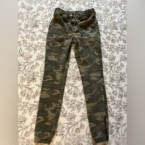 Woman’s American Eagle 🦅 Camo Jogger Pants - Olive Green